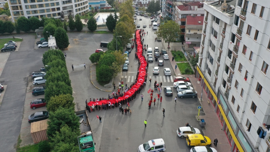 350 metrelik dev bayrak Tuzla sokaklarında el üstünde taşındı